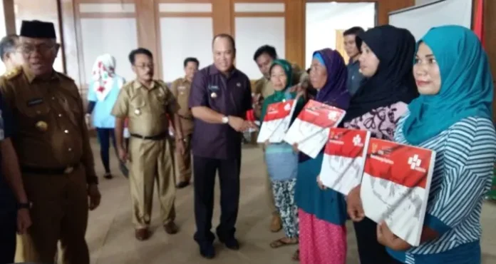 pkh_konut Salurkan Bantuan PKH, Ruksamin: Tugas Saya Perangi Angka Kemiskinan