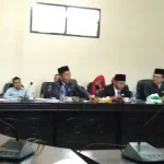 Kepala BKPSDM Konut Akui Ada Pungli di Instansinya RDP - DPRD Konawe Utara saat menggelar rapat dengar pendapat (RDP) dengan BKPSDM terkait pungutan liar (Pungli) yang dilakukan oleh oknum BKPSDM saat pengusulan kenaikan pangkat, bertempat di auala dewan setempat pada Rabu kemarin (16/8/2017).(MURTAIDIN/ZONASUL TRA.COM).