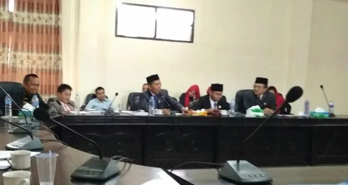 rdp_konut RDP - DPRD Konawe Utara saat menggelar rapat dengar pendapat (RDP) dengan BKPSDM terkait pungutan liar (Pungli) yang dilakukan oleh oknum BKPSDM saat pengusulan kenaikan pangkat, bertempat di auala dewan setempat pada Rabu kemarin (16/8/2017).(MURTAIDIN/ZONASUL TRA.COM).