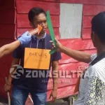 Polres Kolut Gelar Rekonstruksi Pembunuhan Darwis REKONSTRUKSI PEMBUNUHAN - Satuan Reserse Kriminal (Reskrim) Polres Kolaka Utara (Kolut) menggelar rekonstruksi kasus pembunuhan Darwis (35) warga Dusun 5 Desa Koreiha Kecamatan Ngapa Kolaka Utara (Kolut), dengan tersangka Dahlan Bin Mappiase. Rekonstruksi dilaksanakan di Kelurahan Lasusua. (Rusman Edogawa/ZONASULTRA.COM)