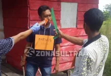 Polres Kolut Gelar Rekonstruksi Pembunuhan Darwis REKONSTRUKSI PEMBUNUHAN - Satuan Reserse Kriminal (Reskrim) Polres Kolaka Utara (Kolut) menggelar rekonstruksi kasus pembunuhan Darwis (35) warga Dusun 5 Desa Koreiha Kecamatan Ngapa Kolaka Utara (Kolut), dengan tersangka Dahlan Bin Mappiase. Rekonstruksi dilaksanakan di Kelurahan Lasusua. (Rusman Edogawa/ZONASULTRA.COM)