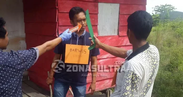 REKONSTRUKSI PEMBUNUHAN - Satuan Reserse Kriminal (Reskrim) Polres Kolaka Utara (Kolut) menggelar rekonstruksi kasus pembunuhan Darwis (35) warga Dusun 5 Desa Koreiha Kecamatan Ngapa Kolaka Utara (Kolut), dengan tersangka Dahlan Bin Mappiase. Rekonstruksi dilaksanakan di Kelurahan Lasusua. (Rusman Edogawa/ZONASULTRA.COM)