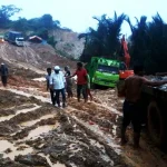 Kerusakan Berlarut di Jalan Trans Sulawesi dan Derita Para Sopir Truk Kerusakan Berlarut di Jalan Trans Sulawesi dan Derita Para Sopir Truk