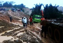 Kerusakan Berlarut di Jalan Trans Sulawesi dan Derita Para Sopir Truk Kerusakan Berlarut di Jalan Trans Sulawesi dan Derita Para Sopir Truk
