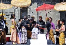 Ritual Potong Rambut Gimbal Tutup Festival Dieng 2017 Ritual Potong Rambut Gimbal Tutup Festival Dieng 2017