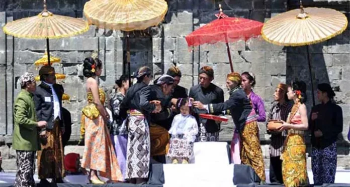 Ritual Potong Rambut Gimbal Tutup Festival Dieng 2017