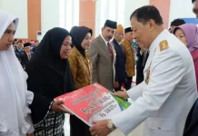 Plt Gubernur Sultra Serahkan Santunan BPJS Ketenagakerjaan Rp 584,7 Juta pada Ahli Waris BPJS KETENAGAKERJAAN - Pelaksana tugas (plt) Gubernur Sultra Saleh Lasata saat menyerahkan secara simbolis kepada penerima ahli waris peserta BPJS Ketenagakerjaan sebesar Rp. 418 juta yang didampingi Kepala Cabang BPJS Ketenagakerjaan La Uno (kanan), Kamis (17/8/2017). (ILHAM SURAHMIN/ZONASULTRA.COM)