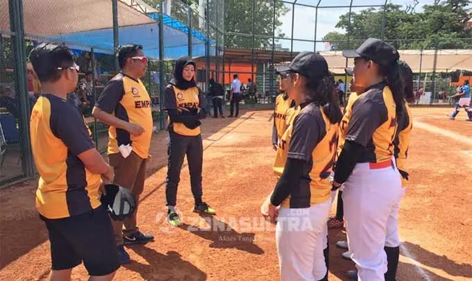 softball_putri_sultra Kalah Lagi di Babak Pagesistem, Tim Softball Putri SMAN 4 Kendari Raih Juara III