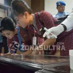 BNNP dan Polda Sultra Lakukan Tes Urine Mendadak di Bandara Haluoleo BNNP dan Polda Sultra Lakukan Tes Urine Mendadak di Bandara Haluoleo