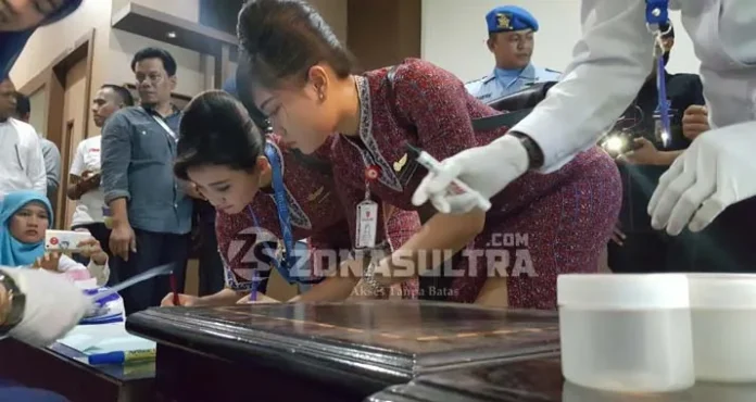 BNNP dan Polda Sultra Lakukan Tes Urine Mendadak di Bandara Haluoleo