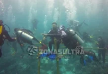 Arhawi Pimpin Upacara HUT RI 72 di Bawah Laut Wakatobi UPACARA BAWAH LAUT - Bupati Wakatobi, Arhawi memimpin pelaksanaan upacara HUT RI ke 72 yang dilakasanakan di bawah laut di Pantai Cemara, Desa Wapiapia, Kecamatan Wangiwangi, Kamis (17/8/2017). (Nova Ely Surya/ZONASULTRA.COM)