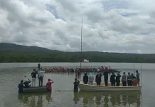 Di Buton, Polisi, TNI dan Warga Gelar Upacara HUT RI ke 72 di Atas Laut Di Buton, Polisi, TNI dan Warga Gelar Upacara HUT RI ke 72 di Atas Laut