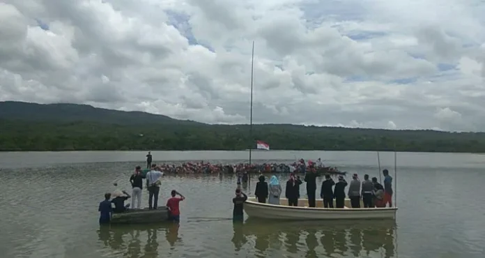 Di Buton, Polisi, TNI dan Warga Gelar Upacara HUT RI ke 72 di Atas Laut