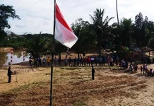 Korban Banjir Gelar Upacara Kemerdekaan di Pinggir Sungai Wanggu Korban Banjir Gelar Upacara Kemerdekaan di Pinggir Sungai Wanggu