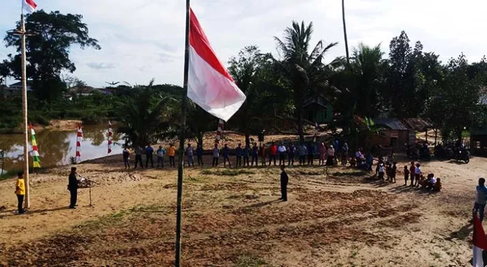 Korban Banjir Gelar Upacara Kemerdekaan di Pinggir Sungai Wanggu