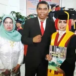 Istri Ketua Bawaslu Sultra Jadi Wisudawan Terbaik UHO Istri Ketua Bawaslu Sultra Jadi Wisudawan Terbaik UHO