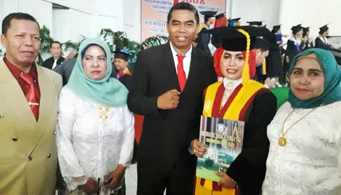 Istri Ketua Bawaslu Sultra Jadi Wisudawan Terbaik UHO