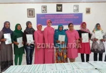 Bhayangkari Polres Muna Bagikan Akte Kelahiran Gratis ke Warga Kurang Mampu Bhayangkari Polres Muna Bagikan Akte Kelahiran Gratis ke Warga Kurang Mampu