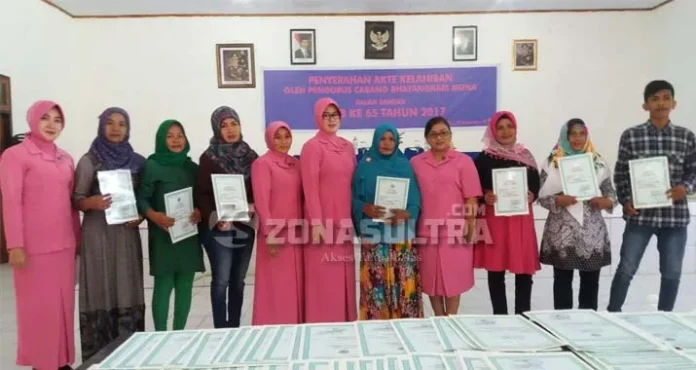 Bhayangkari Polres Muna Bagikan Akte Kelahiran Gratis ke Warga Kurang Mampu