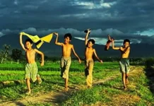 Orang Kota Paling Bahagia, Yang di Desa Nyaman Dengan Kehidupan Sosialnya ilustrasi anak desa