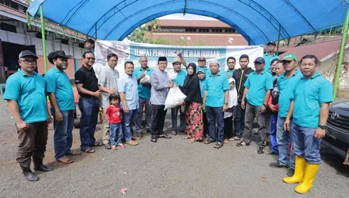 Karyawan Antam UBPN Sultra Berqurban, Salurkan 1350 Kantung Daging Sapi