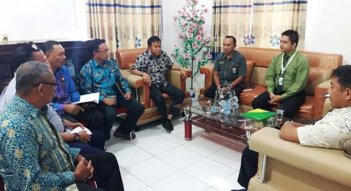 BPJS KETENAGAKERJAAN. Badan Penyelenggara Jaminan Sosial (BPJS) Ketenagakerjaan Cabang Kendari menggelar pertemuan terbatas dengan Pemerintah Kabupaten Konawe Kepulauan membahas perlindungan sosial pekerja di Kantor Bupati Konawe Kepulauan (Konkep), Kamis (14/9/2017). (Foto Istimewa)