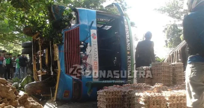 bus_terbalik Tak Layak Operasi, Bus Rute Kendari-Makassar Terbalik di Unaaha