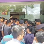 Rapat Pembahasan APBD-P di Hotel, Mahasiswa Demo DPRD Konkep Rapat Pembahasan APBD-P di Hotel, Mahasiswa Demo DPRD Konkep