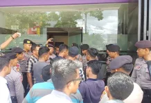 Rapat Pembahasan APBD-P di Hotel, Mahasiswa Demo DPRD Konkep Rapat Pembahasan APBD-P di Hotel, Mahasiswa Demo DPRD Konkep