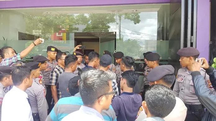 Rapat Pembahasan APBD-P di Hotel, Mahasiswa Demo DPRD Konkep