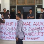 Pertanyakan Dana Jamrek Puluhan Massa Gelar Unjuk Rasa di Kantor ESDM Sultra Pertanyakan Dana Jamkrek Puluhan Massa Gelar Unjuk Rasa di Kantor ESDM Sultra