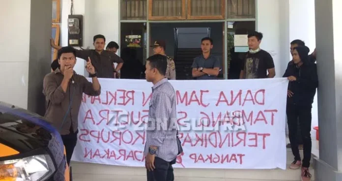 demo_esdm Pertanyakan Dana Jamkrek Puluhan Massa Gelar Unjuk Rasa di Kantor ESDM Sultra