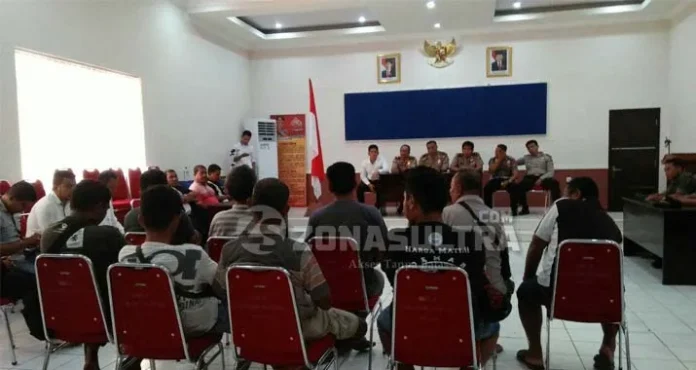Diduga Terjadi Penimbunan BBM, Puluhan Sopir Angkot di Buton Mogok