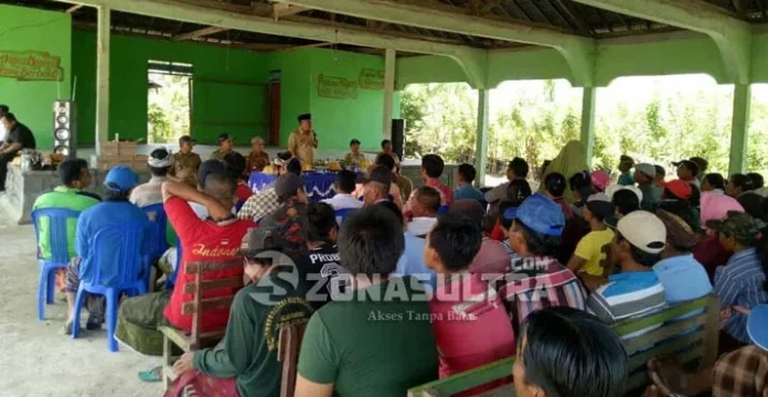 BANTUAN - Bupati Konawe Kery Saiful Konggoasa kembali menyalurkan bantuan untuk dua rumah ibadah, yakni bantuan renovasi Pura dan Gereja di Kecamatan Uepai, Kabupaten Konawe, Sulawesi Tenggara (Sultra). (Restu Tebara/ZONASULTRA.COM)