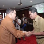 Saleh Lasata Resmi Serahkan Nota Tugas Plt Bupati Buton pada La Bakry Saleh Lasata Resmi Serahkan Nota Tugas Plt Bupati Buton pada La Bakry