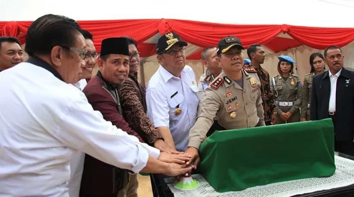 Asrun Resmikan Outer Ring Road Kendari