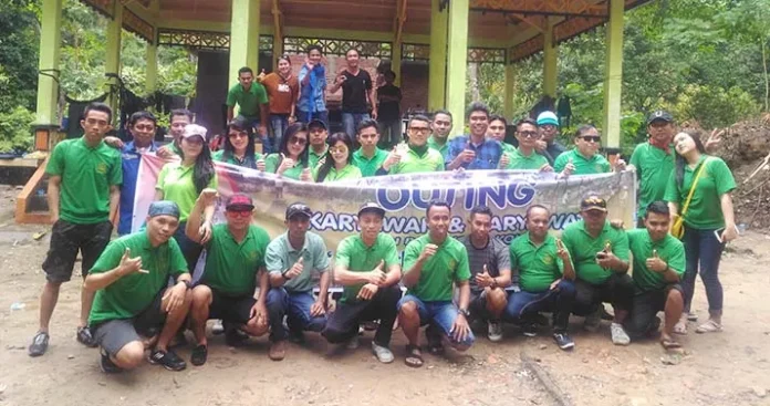 Kuatkan Solidaritas Karyawan, Hotel Sutan Raja Kolaka Gelar Outing di TWA Mangolo