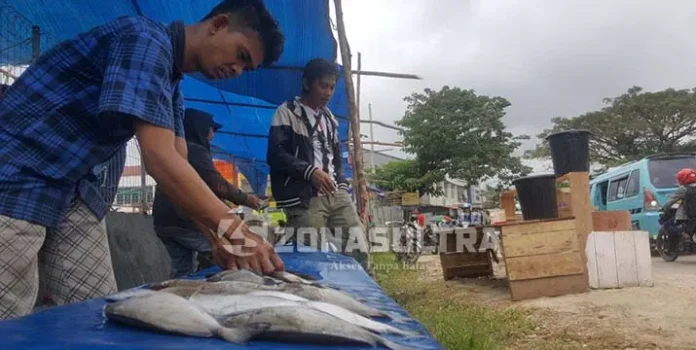 Sepi Pembeli, Puluhan Pedagang Pasar Sentral Wua-wua Tinggalkan Lapaknya