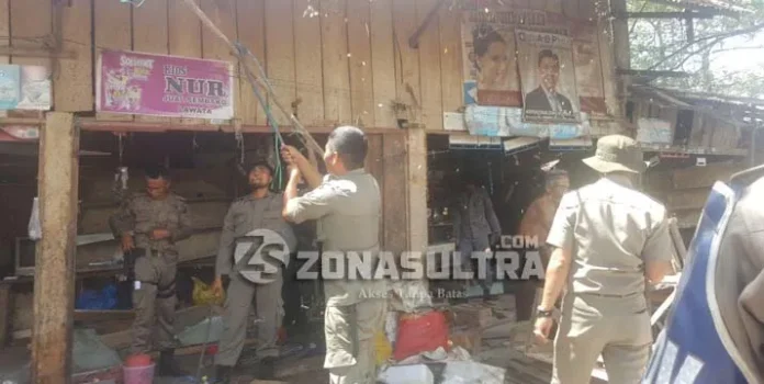 Dianggap Langgar Perda, Satpol PP Bongkar Puluhan Kios di Pasar Lawata
