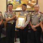 Brigadir Al Muhalid Terima Penghargaan Dari Kapolri Brigadir Al Muhalid Terima Penghargaan Dari Kapolri