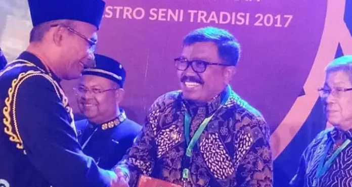 Pemkab Wakatobi Terima Award Maestro Seni Tradisi dari Mendikbud