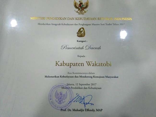 Pemkab Wakatobi Terima Award Maestro Seni Tradisi dari Mendikbud