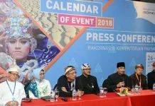 Rakornas Pariwisata Pakai Baju Adat, Menpar Sebut Kekuatan Pariwisata Indonesia Rakornas Pariwisata Pakai Baju Adat, Menpar Sebut Kekuatan Pariwisata Indonesia