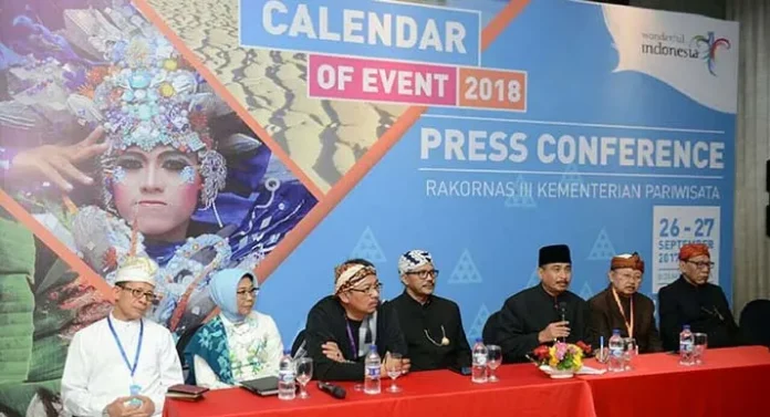 Rakornas Pariwisata Pakai Baju Adat, Menpar Sebut Kekuatan Pariwisata Indonesia