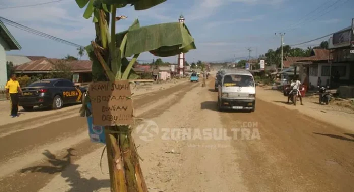 tanam_pisang_jalan Kesal Karena Proyek Pembangunan Jalan Tak Tuntas, Warga Tanam Pohon Pisang di Jalan Poros Kolaka