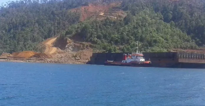 tongkang_pt_rsb Pinjam Jetty Muat Ore Nikel, PT RSB di Konut Diduga Langgar Aturan