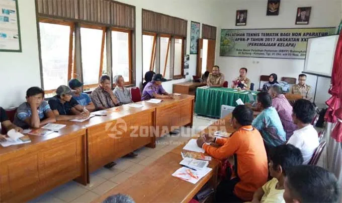 Pelatihan_Batangkaluku BBPP Batangkaluku Ajari Petani Konawe-Konsel Remajakan Kelapa
