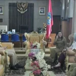 Hari Pertama Kerja, ADP Bawa Istri ke Kantor Hari Pertama Kerja, ADP Bawa Istri ke Kantor