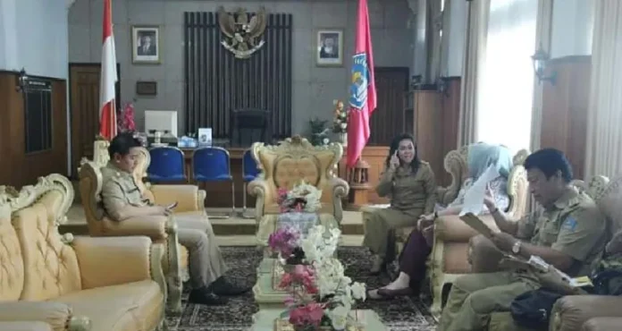 Hari Pertama Kerja, ADP Bawa Istri ke Kantor