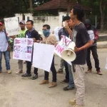 AJI Kendari Tuntut Polisi Usut Tuntas Pelaku Kekerasan Jurnalis di Banyumas AJI Kendari Tuntut Polisi Usut Tuntas Pelaku Kekerasan Jurnalis di Banyuwangi